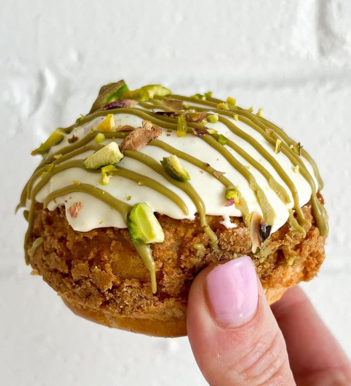 JMPosner's tweet photo. How CUTE is this lil' cream puff?! 😍
Three Little Piggies Bakery filled this adorable choux pastry with pistachio cream, then topped with white chocolate ganache, pistachio paste, and chopped nuts. Ooh la la! ❤️
🔍 Pistachio Spread
https://t.co/2ynhFYhyg3
#jmposner #posner https://t.co/RG6t2psOm9