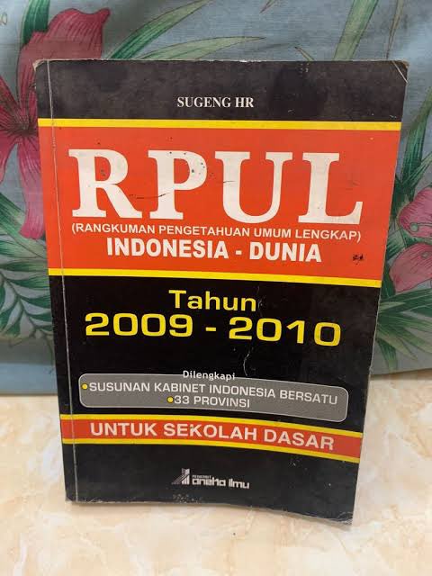 FazriAfif's tweet photo. Saran gue mungkin guru-guru sekarang harus mewajibkan lagi murid-muridnya untuk bawa dua buku ini, lebih efektif dalam mendapatkan wawasan tentang dunia. https://t.co/dpk5Xs06cO