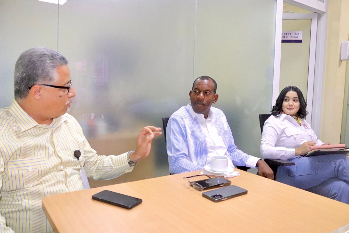 rdtitulacion's tweet image. El Director Ejecutivo @DuarteMendezRD sostuvo una reunión con el personal de la Regional Sur,en la cual socializó sobre los nuevos retos de la #UTECT y escuchó las inquietudes de los colaboradores para brindar un servicio de excelencia al ciudadano. 

#Planificación
#RegionalSur