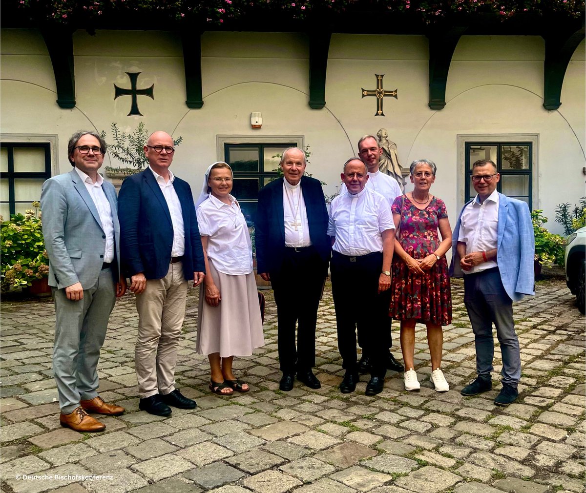 dbk_online's tweet photo. Heute hat sich die deutschsprachige Gruppe der Medienbischöfe Europas in Wien getroffen. Schwerpunkt des Treffens war das Thema Künstliche Intelligenz (#KI). 

Bischof Dr. Ulrich #Neymeyr, stellvertretender Vorsitzender der Publizistischen Kommission der Deutschen #Bischofskonferenz, betonte: „Die ethischen Herausforderungen, die die Möglichkeiten des Einsatzes von Künstlicher Intelligenz in den Medien mit sich bringen, unterstreichen die Bedeutung von Qualitätsjournalismus und der Förderung von Medienbildung.“

Gemeinsam mit Kardinal Christoph #Schönborn, Medienbischof der Österreichischen Bischofskonferenz, hat sich die Gruppe darüber hinaus über erfolgreiche Strategien in der Social Media-Arbeit ausgetauscht. Kardinal Schönborn ist seit langem mit sehr großer Reichweite online präsent. 

Zu dem grenzüberschreitenden Austausch über die kirchlichen Medienarbeit sind Vertreter aus #Luxemburg, #Österreich, #Slowenien, #Litauen und #Deutschland zusammengekommen.

#Medien #KI #SocialMedia #Wien #katholisch @ErzdioezeseWien