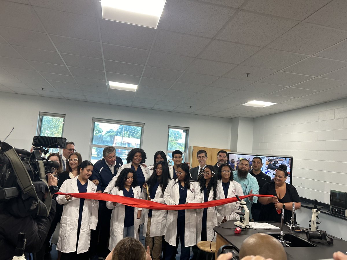 Mayor Brett Smiley (@pvdmayor) on Twitter photo What an exciting day as our students embark on a new journey! Thank you <a href="/DelSestoMiddle/">DelSesto MS</a>, <a href="/Official_JSEC/">Juanita Sanchez HS</a>, William DโAbate Elementary School and Harry Kizirian Elementary School at the Narducci Learning Center for hosting me today! Wishing everyone a fantastic first day of school What an exciting day as our students embark on a new journey! Thank you <a href="/DelSestoMiddle/">DelSesto MS</a>, <a href="/Official_JSEC/">Juanita Sanchez HS</a>, William DโAbate Elementary School and Harry Kizirian Elementary School at the Narducci Learning Center for hosting me today! Wishing everyone a fantastic first day of school