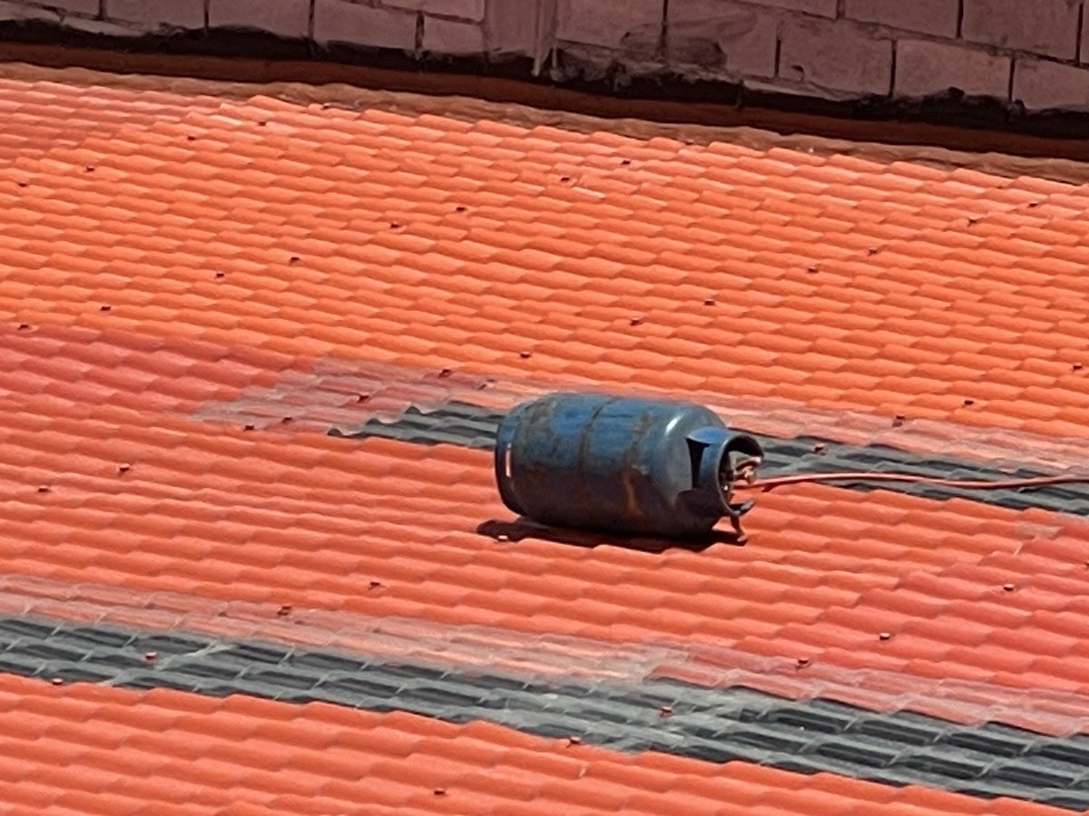 ¿Medio peligroso tener el gas así, no? <a href="/BomberosQuito/">Bomberos Quito</a> en la Vicentina. Iberia y Perrier.