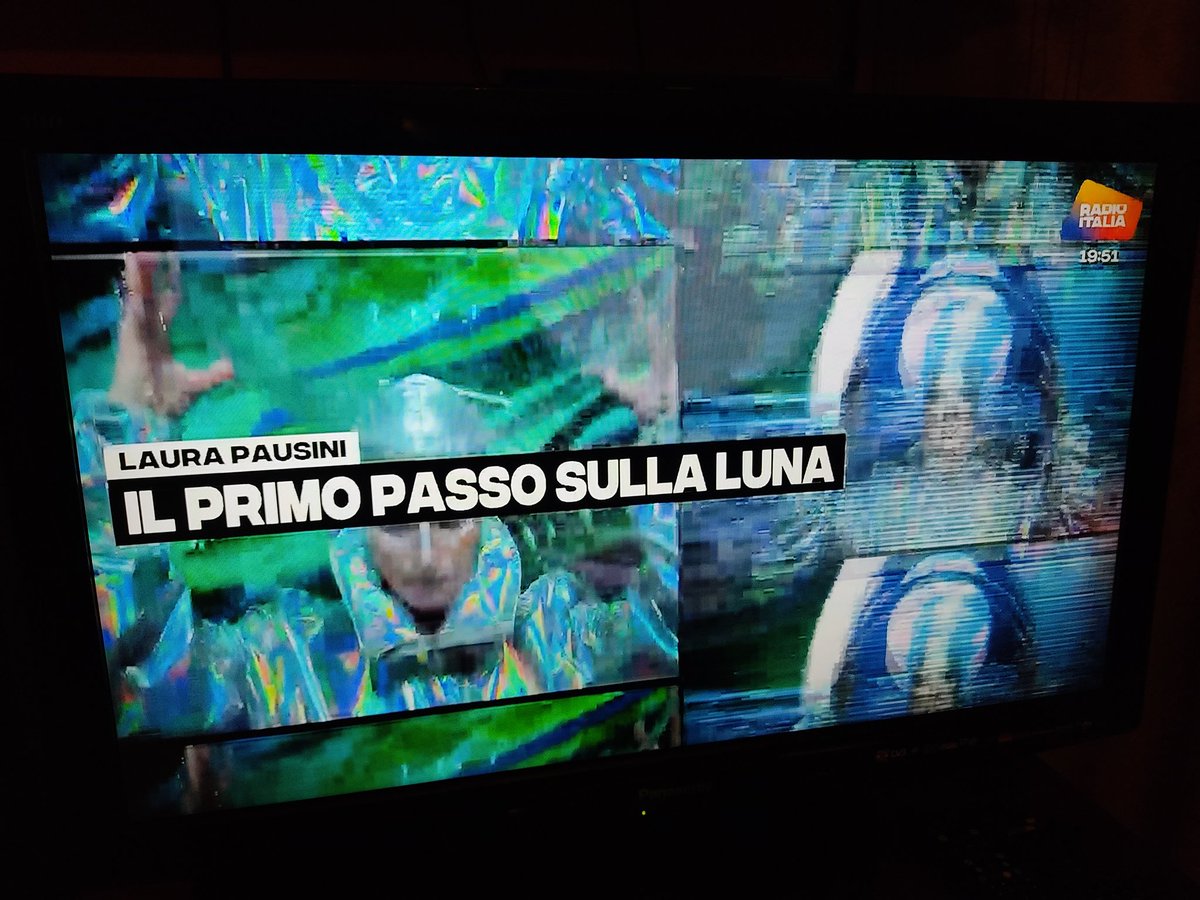 CartaPausini's tweet photo. Poco fa su radio Italia il videoclip de #ippsl 🌕🩵 https://t.co/nC8549vcn3