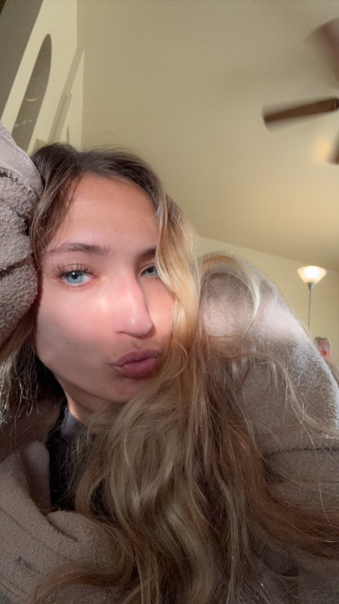 urfavhannah's tweet photo. 😇 #blueeyes #OFinbio https://t.co/e4YvQGg2f6
