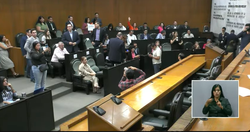 cesarmty's tweet photo. 🔴⚡️#ULTIMAHORA
Y así otra vez: por segundo día consecutivo no se logró el quórum para aprobar el orden del día y se cancela la sesión en el @CongresoNL.
💥21 votos vs. 21 votos.
💥De pena ajena: entre los asistentes estaban alumnos de la Facultad de Derecho de la @uanl. https://t.co/OzKagU630r