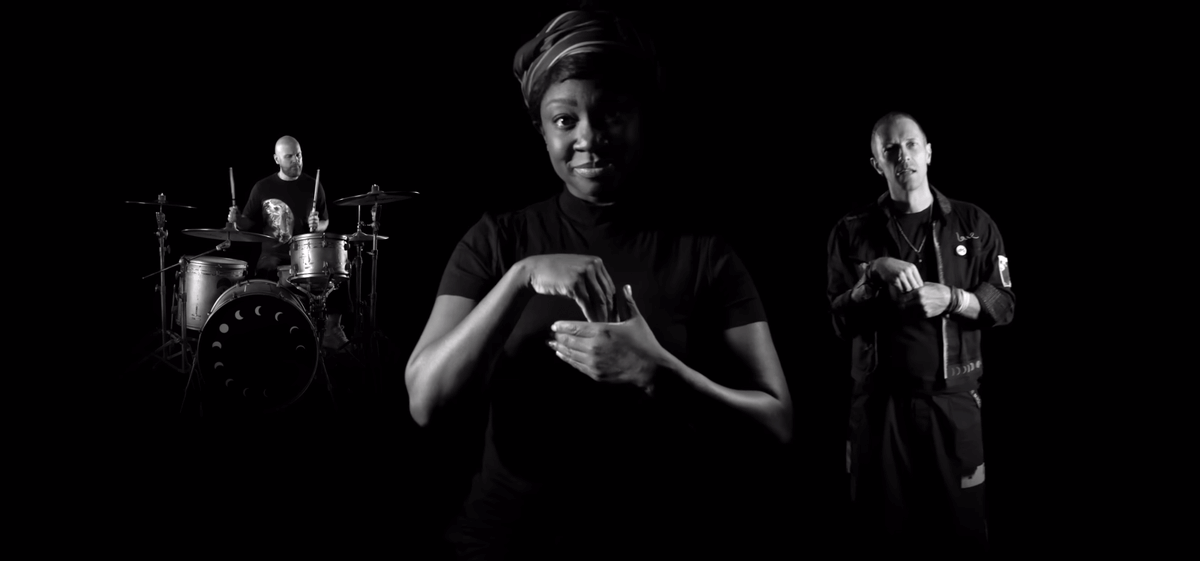 Natasha Ofili art directed and interpreted into American Sign Language the music video feelslikeimfallinginlove by the British band Coldplay. There are several reasons why it could be considered a very special video: unusualverse.com/2024/09/sign-l…

#signlanguage #deaf #musicvideo