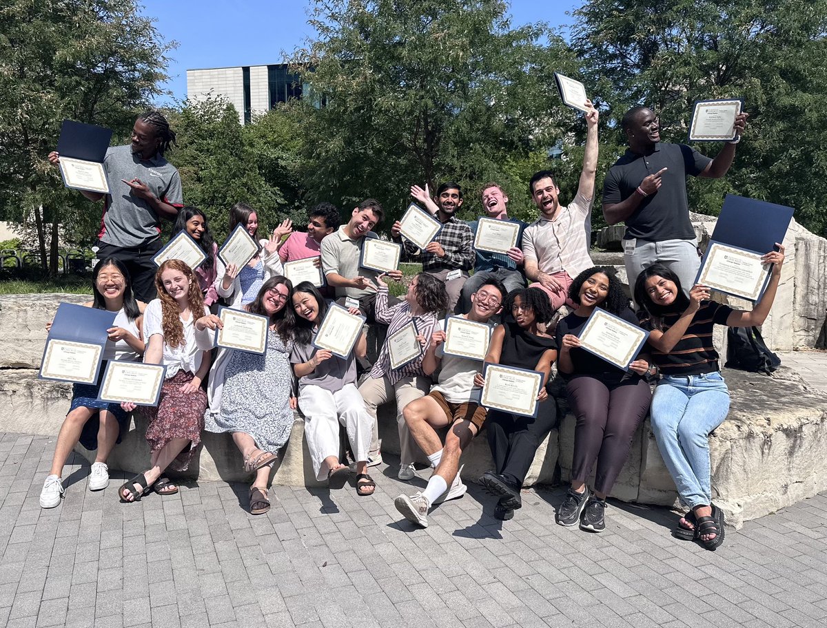 Congratulations to the M2 class which is starting back in school today after many of them completed the NIH-sponsored Summer Research Program!! 🎉 #PritzkerProud #FutureDoctors #MedSchool #NIH #SummerResearchProgram #UChicagoMedicine