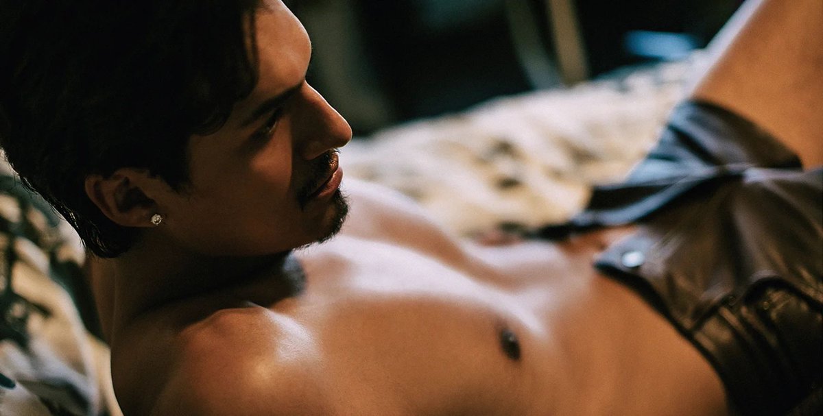 omarapollobra's tweet photo. 🚨 |   Omar Apollo terá uma cena de nu frontal no filme "Queer" de Luca Guadagnino. 

O momento é descrito como um encontro sexual triste que termina apenas com s*men espalhado em uma toalha de mão. 

Animados? 👀 https://t.co/YUnAdm6KA8