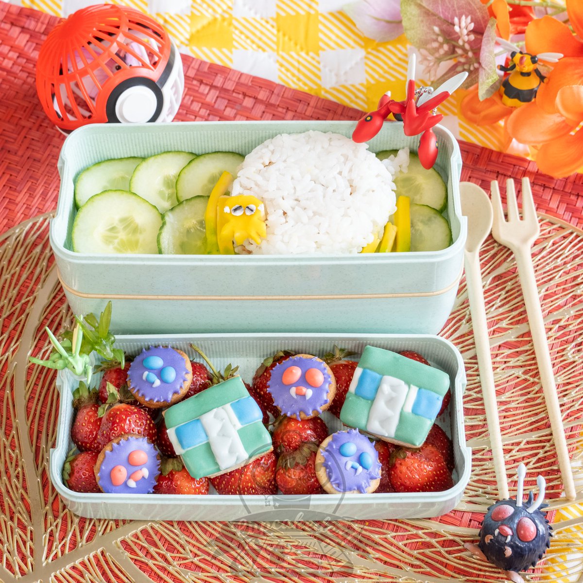 cupcakedex's tweet photo. Buggy back-to-school bento!🍱
Isn't Tarountula just perfect for onigiri? This rice ball is stuffed with general tso imitation chicken, with cheese legs and head, Venonat and Charjabug are almond cookies.
#pokemon #pokemonfood #bugpokemon #tarountula #ポケモン #ポケモン弁当 https://t.co/5Ukm5KQIyH