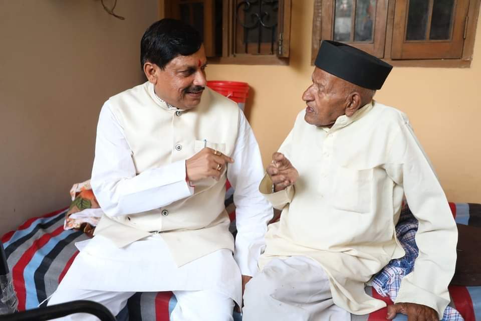 Devendrabjym's tweet photo. मध्य प्रदेश के मुख्यमंत्री @DrMohanYadav51 जी के 95 वर्षीय पूज्य पिताजी श्री पूनम चंद जी यादव निधन का समाचार अत्यंत दुःखद एवं पीड़ादायक हैं।
बाबा महाकाल से प्रार्थना है कि दिवंगत पुण्यात्मा को अपने श्रीचरणों में स्थान दे एवं शोकाकुल परिजनों को दुःख की इस घड़ी में सम्बल प्रदान करे https://t.co/w8H4XIKhZC