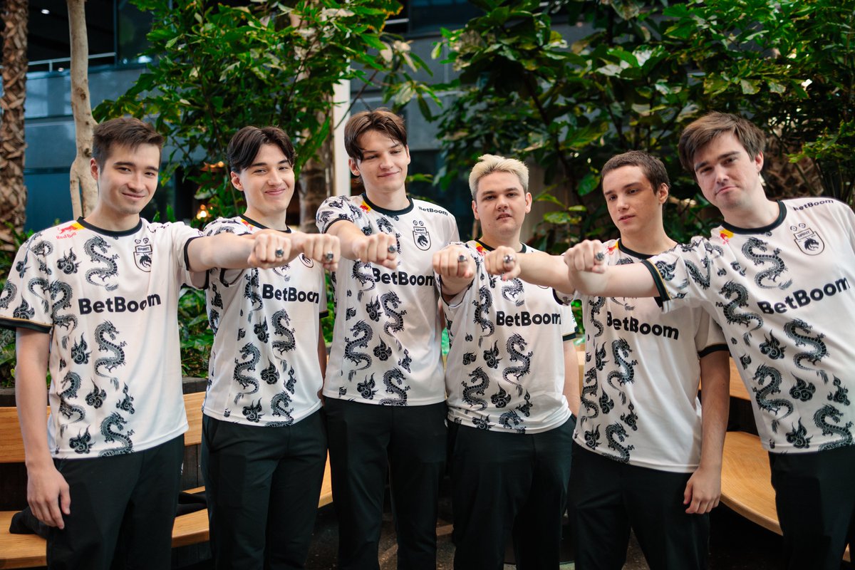 dota2ti's tweet photo. Team Spirit have been awarded their championship rings from last year's The International, just one day ahead of the start of this year's edition. #dota2 #TI13 https://t.co/KgMtgpEldz