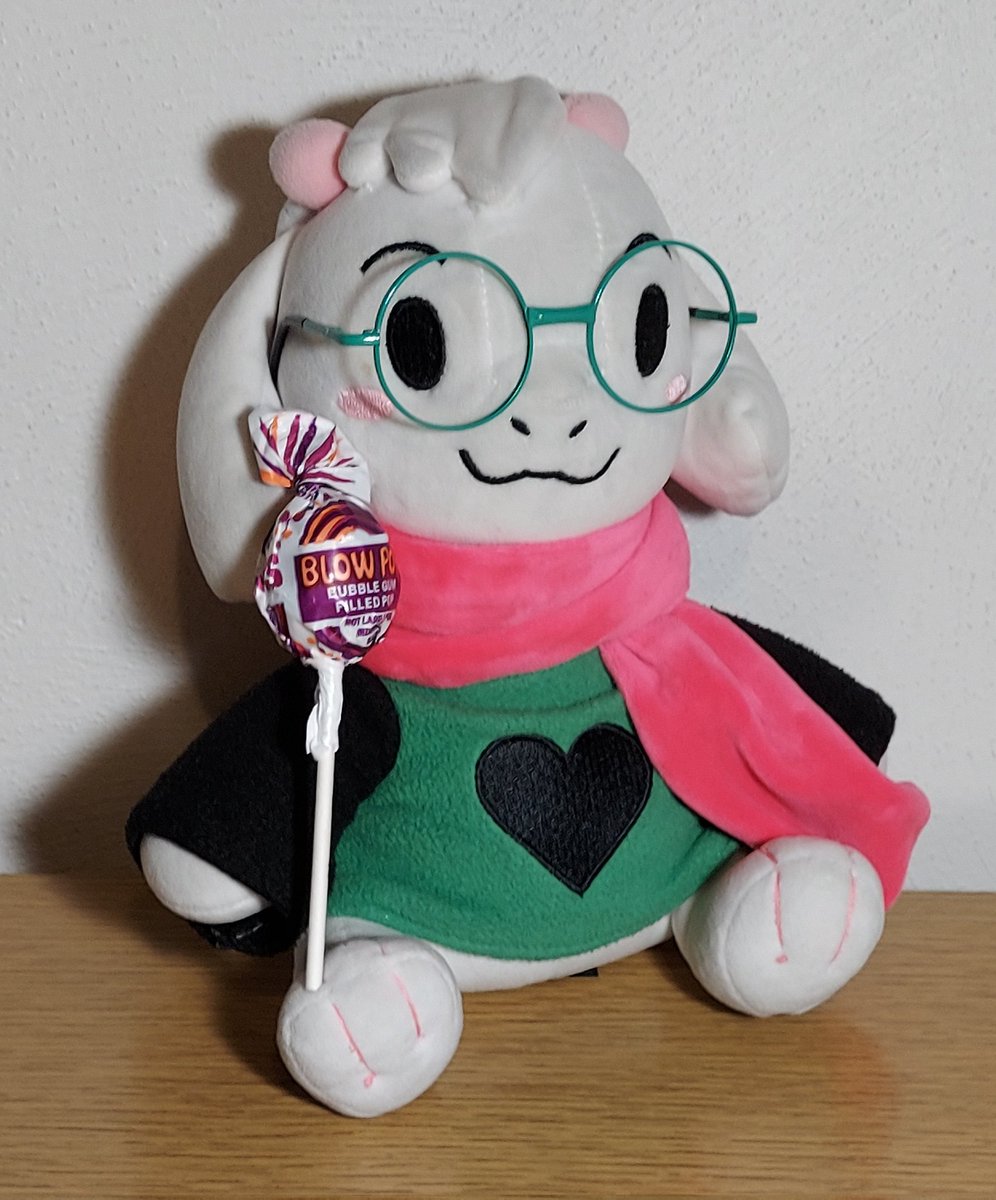 daily_plush's tweet image. Day 656: Sucker
The question is, who&apos;s REALLY the sucker in this picture 😮