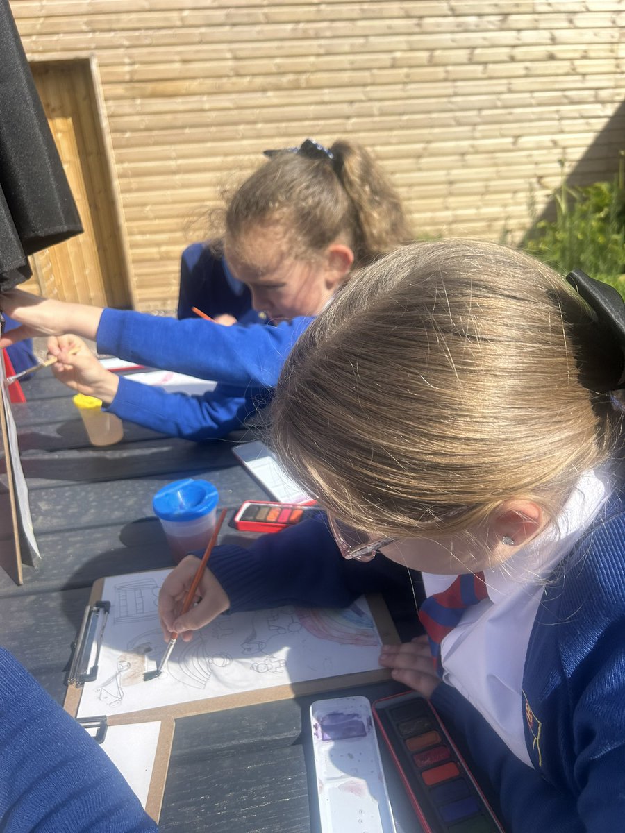 Y5Redgate's tweet image. We made the most of the sunny weather this afternoon and enjoyed painting in our lovely outside area. ☀️ 🖼️ 🙌🏻 #RCPArt