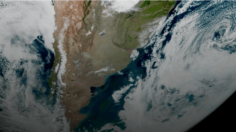 DelDifusora's tweet photo. LA NASA compartió la foto de la Tierra vista desde el espacio más nítida de la historia: Tomada a una distancia de aproximadamente 35.800 kilómetros de la superficie de nuestro planeta, permite observar detalles que nunca antes se habían documentado con… https://t.co/ZhPgbJCNDX https://t.co/Gagyuonewv