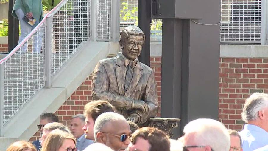 'Remarkable man': Statue honors Richard Lugar, late former U.S. senator and Indianapolis mayor dlvr.it/TCmj5D