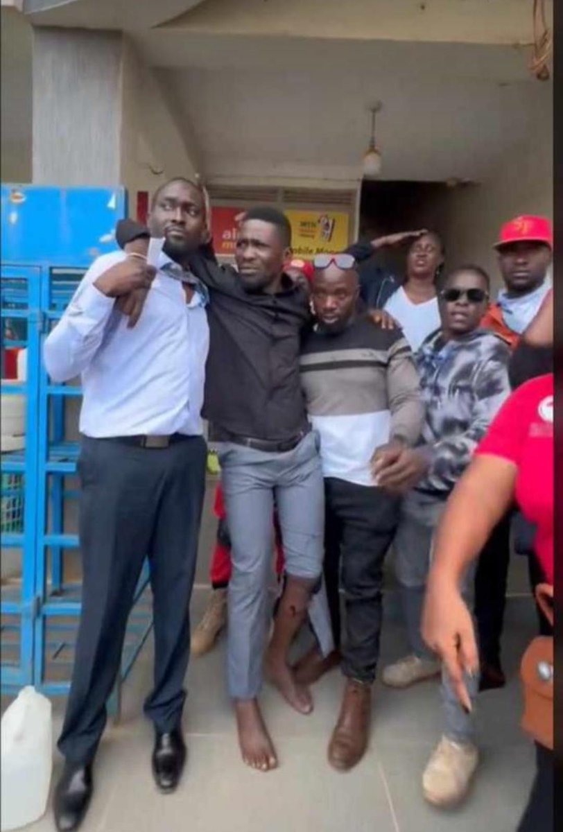 nyakweezi1's tweet image. Comrades in   #TeamJackie #OmuherezaMulungi in solidarity we stand to condemn the murderous act committed against HE. Robert Kyagulanyi  @HEBobiwine  by the regime @PoliceUg   today evenning on his way from a  friend's home. 
 Our hearts are with you &amp;amp; we pray #QuickRecovery