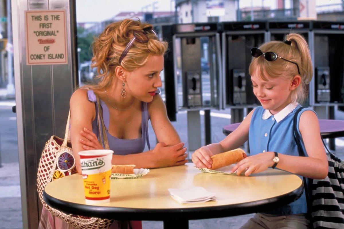 Las fans de Alanis Morissette hablando con las de Olivia Rodrigo en el Lollapalooza.