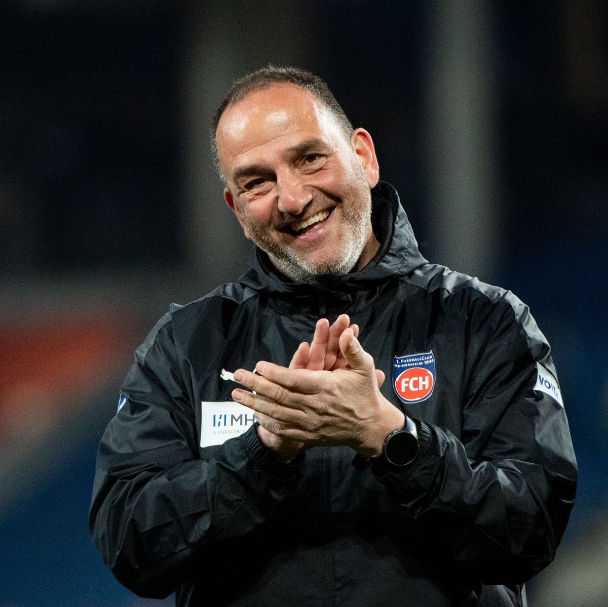 17 yıl önce Alman 5. Ligi'nden aldığı köy takımı Heidenheim'ı ilk defa geçen yıl Bundesliga oynattı.

✅ İlk sezonunda Konferans Ligi'ne taşıdı.
✅ En önemli 3 topçusu gitti, yerlerine Alman 2 ve 3. Ligi'nden takviye geldi.
✅ 2/2 ve 5 galibiyet ile sezona girdi.

Yine eze eze