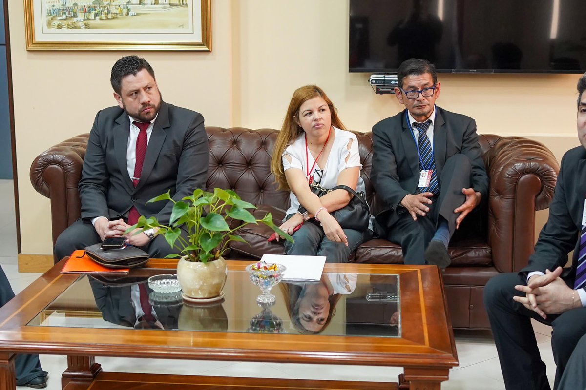 En compañía del senador Natalicio Chase  <a href="/Nataliciochase1/">Natalicio Chase</a>  y Colym Soroka <a href="/CSorokaB/">Colym Soroka Benítez</a> , me reuní con asistentes fiscales quienes presentaron un proyecto de ley además de conversar sobre varios temas importantes del ámbito jurídico.