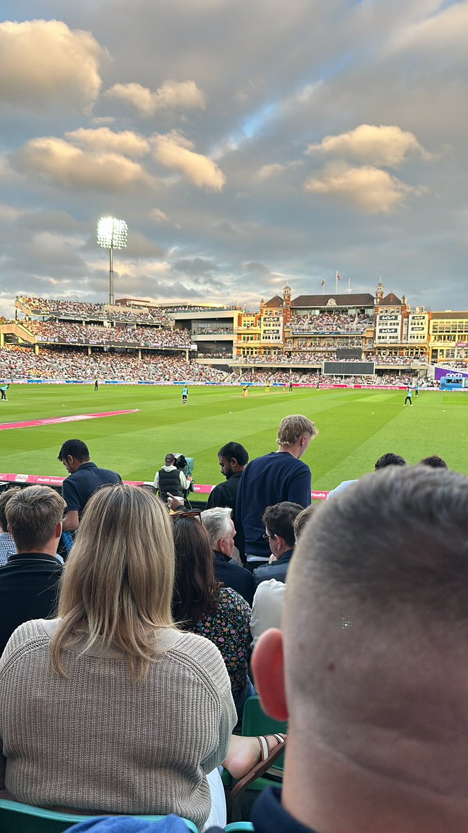 ____Pingu____'s tweet image. £8 a pint and £39 for a jug of god knows what this piss is but I’d pay 10 times that if we somehow manage to beat these bastards. Some effort at the end with that bat that. Fucking come on Durham. #ForTheNorth💙💛