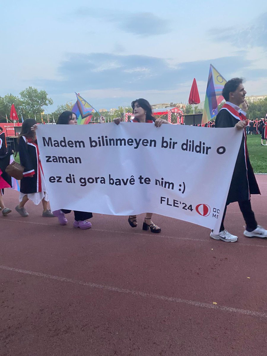 🪧 ODTÜ mezuniyet töreninde açılan Kürtçe pankart büyük beğeni topladı.