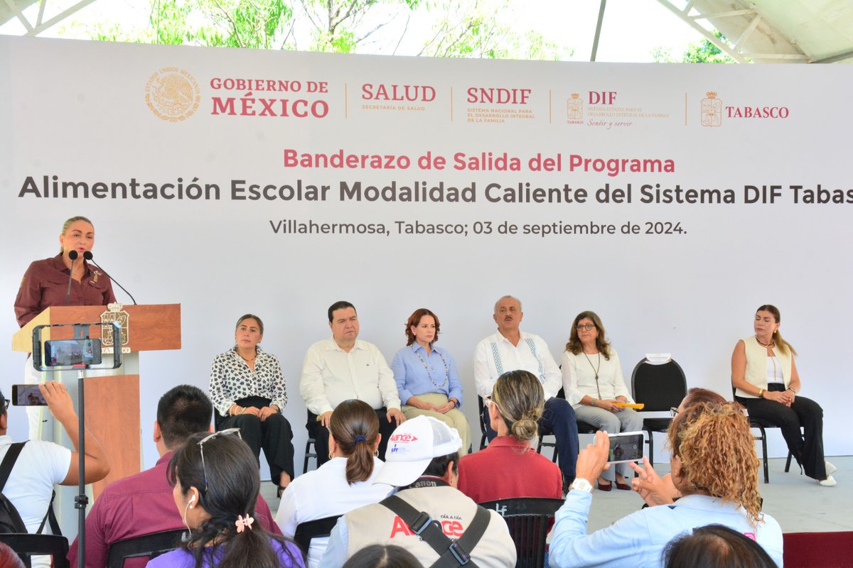 SETabasco's tweet photo. El secretario de Educación, Luis Rodrigo Marín, acompañó al gobernador, Carlos Manuel Merino, y a la presidenta del @DIFTabasco, Guadalupe Castro, durante el Banderazo de Salida del Programa Alimentación Escolar Modalidad Caliente, del Sistema DIF Tabasco. #EducaciónConValores 📚 https://t.co/yLCYNE0tvA