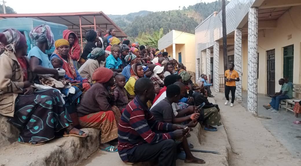 DAP_Rutsiro's tweet photo. Kuri uyu wa kabiri, Mu #nteko z' abaturage, mu tugari twose tugize @RutsiroDistrict , intore mu ikoranabuhanga za @RISARwanda , zabahuguye gukoresha ikoranabuhanga nka service z'irembo *909#, Smart nkunganire, ndetse no kwirindira umutekano w' amakuru yabo.
✍️✍️@DAP_Rutsiro https://t.co/C0oY2162It