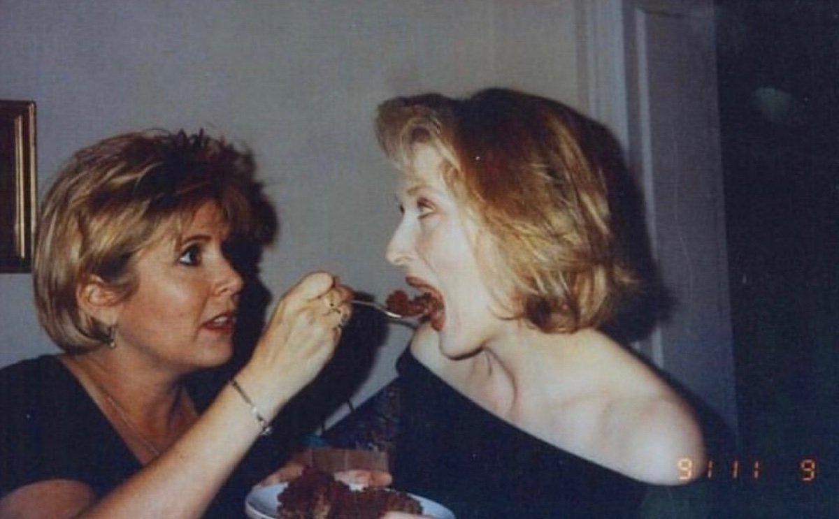 carrie fisher feeding meryl streep a piece of chocolate cake, 1991