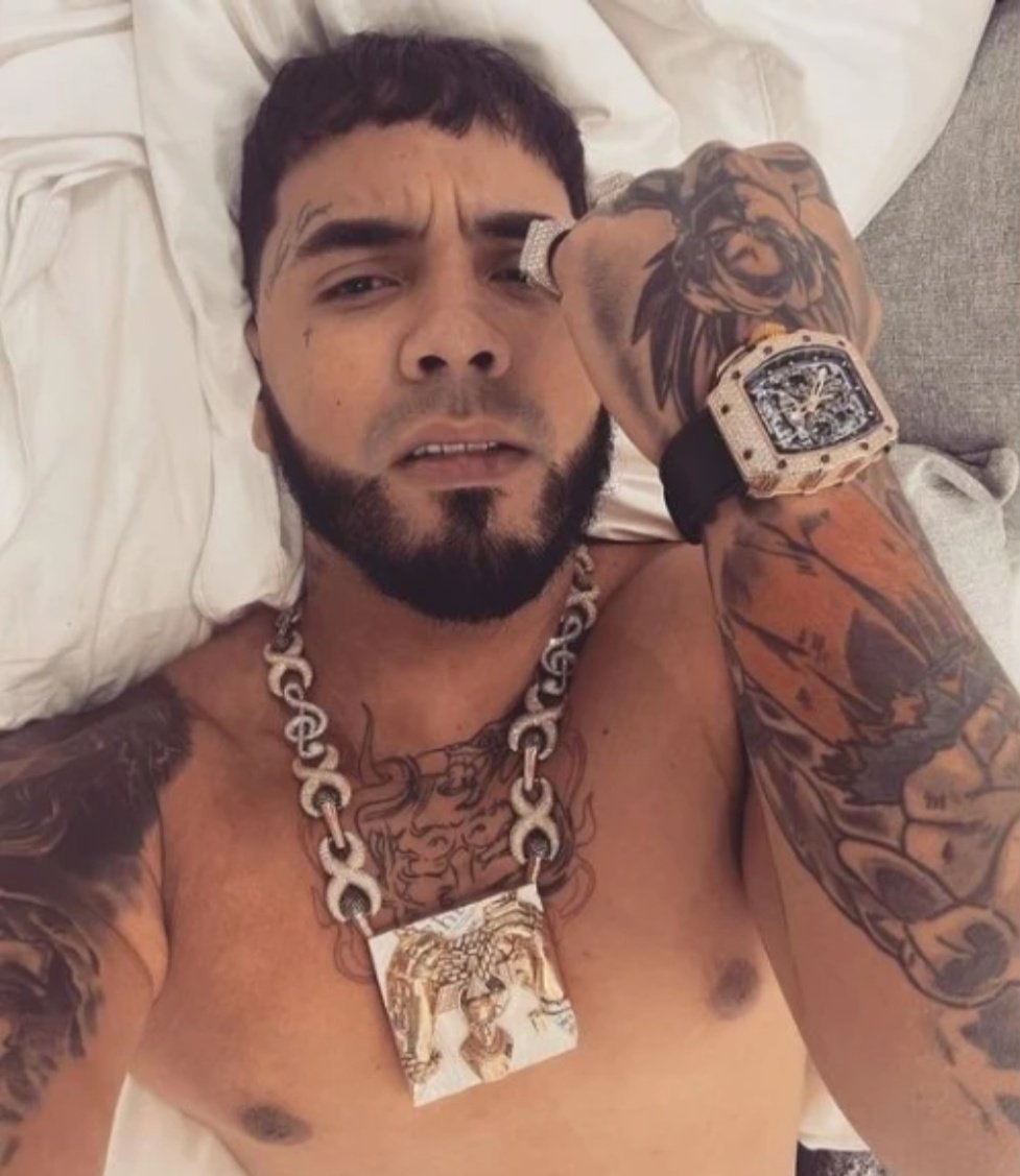 rascabcho's tweet photo. Yo el día de mi boda / yo el día que Anuel se deje de marikadas y saque el jodido álbum https://t.co/EV71mH5ejw