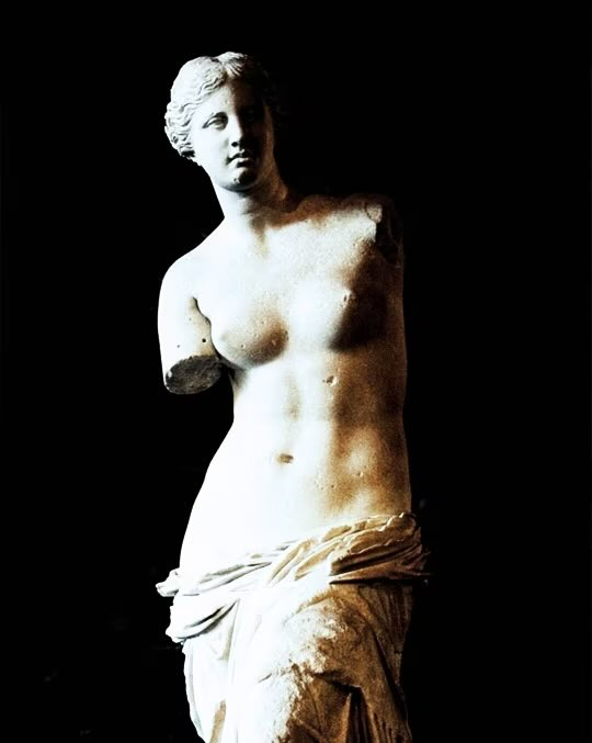 TheCinesthetic's tweet photo. The Dreamers (2003) dir. Bernardo Bertolucci 
Venus de Milo by Alexandros of Antioch https://t.co/ArABrNpbuq