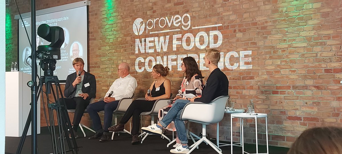 AleSalasPetit's tweet photo. At @ProVeg_Int #NewFoodConference in Berlin I had the chance to learn more on new technologies & alternative proteins & how to build bridges to bring all stakeholders to the table for a #plantbased transition Happy to shared it w/@euroveg_eu @vegetariersbond @vegetariskDVF 💚 https://t.co/4JLcU5ASKy
