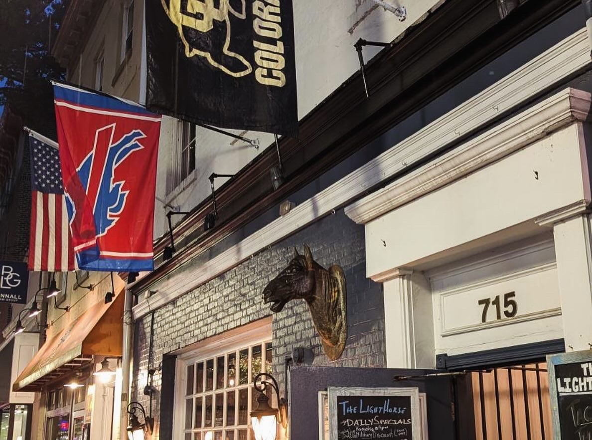 The DC <a href="/CUBoulderAlumni/">Forever Buffs 🦬</a> understood the assignment. #SkoBuffs 
<a href="/TheLightHorse/">The Light Horse</a> <a href="/acrosstheponddc/">Across the Pond Restaurant & Pub</a> @BallstonLocal