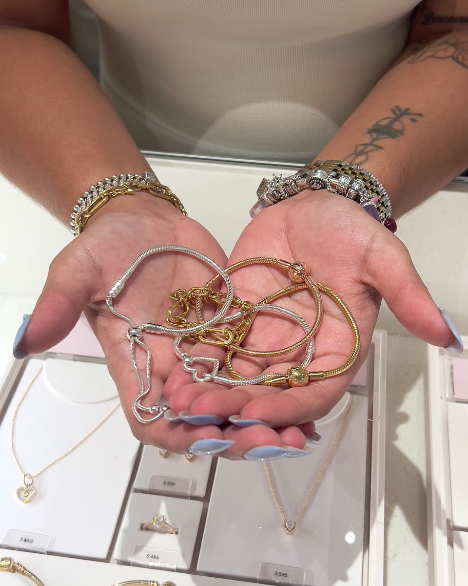 BrowardMall's tweet image. 🚨 Styles are selling out fast! 🚨 Get your FREE bracelet with a $125 purchase at Pandora before your faves are gone. Don&apos;t wait—shop now! ✨ #PandoraBracelet #LimitedTimeOffer