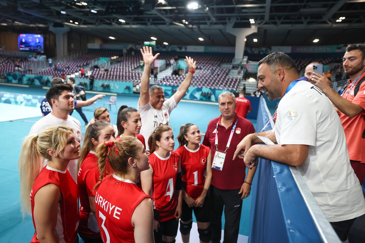 Üst üste 3️⃣. Paralimpik Oyunları şampiyonluğuna yürüyen Goalball Kadın Milli Takımımızın yarı final sevincini birlikte yaşadık.😉🇹🇷

Finale bir adım kala, yine altın madalyaya gözümüzü diktik! #Paris2024  👀🔜🏆