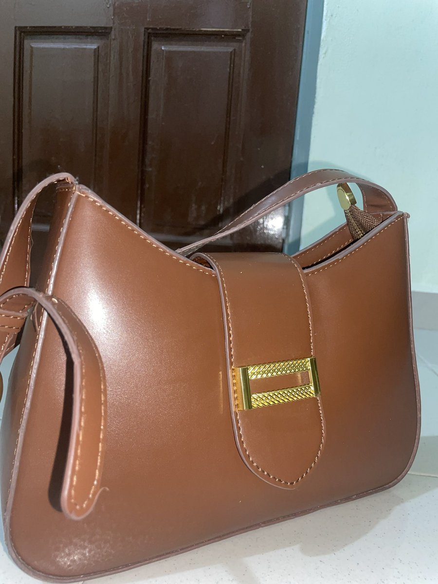 syrhmzlann_'s tweet photo. Just look at how compact it is! muat segala essentials (purse, phone, powerbank, lippies, perfume, minyak angin)🙌🏼✨

RM30+ for this handbag?? YOU GOTTA BUY IT LADIES😮‍💨❤️
https://t.co/DOyEjx8sMp https://t.co/R5b9iShXCl