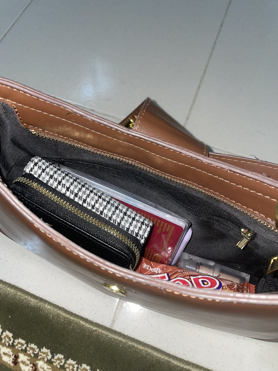syrhmzlann_'s tweet photo. Just look at how compact it is! muat segala essentials (purse, phone, powerbank, lippies, perfume, minyak angin)🙌🏼✨

RM30+ for this handbag?? YOU GOTTA BUY IT LADIES😮‍💨❤️
https://t.co/DOyEjx8sMp https://t.co/R5b9iShXCl