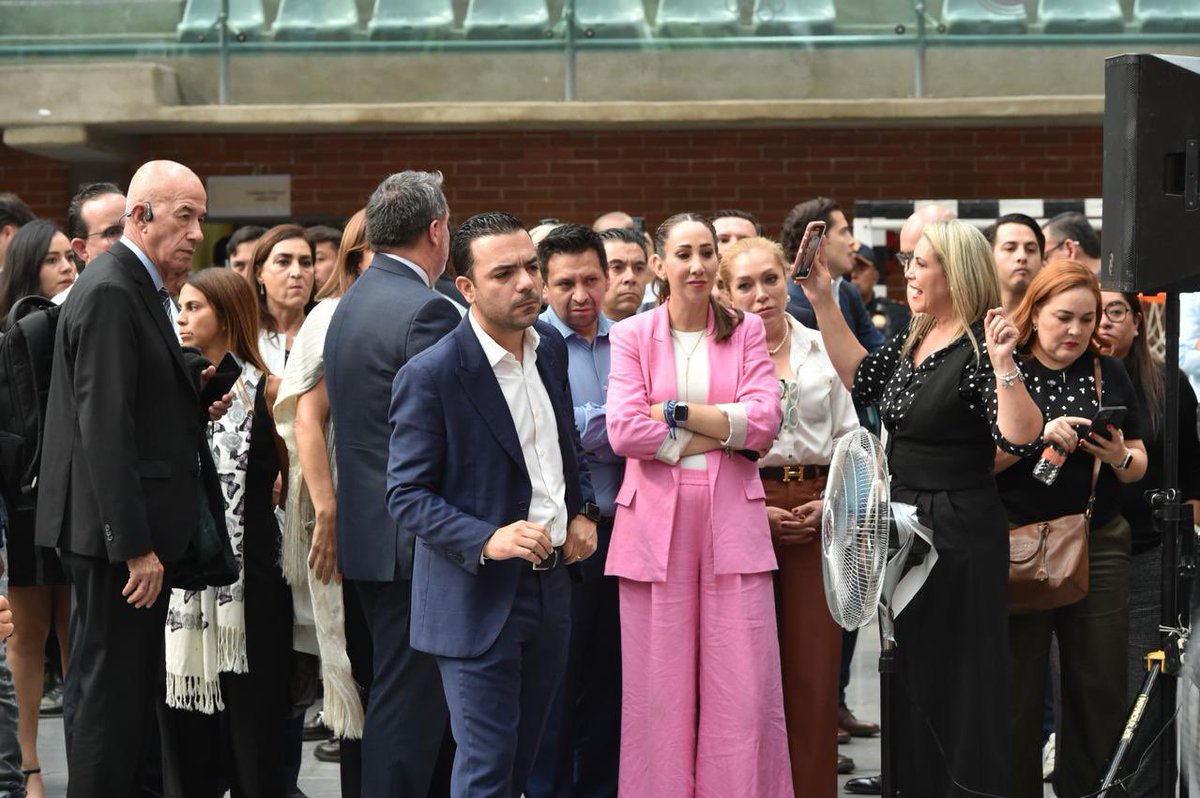 ¿Cómo vamos a saber quiénes votan esta #ReformaJudicial CONSTITUCIONAL si no hay certeza ni en el quórum ni en la lista de asistencia?

Sesión ilegal e ilegítima de principio a fin: esto es Morena.

¡Aquí de los <a href="/diputadospan/">Diputados PAN</a> nadie se raja y daremos la batalla hasta donde tope!