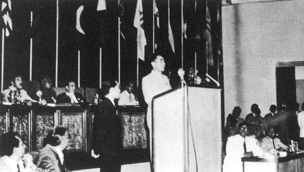 happyda40962949's tweet photo. 1955年，周恩来参加亚非国家万隆会议，中国没有国际航班，只能租用英国客机，后飞机在南海坠毁，周幸免于难。如今中非合作论坛，群贤毕至，今非昔比啊。#中非合作高峰论坛 https://t.co/MyELdCaQaS