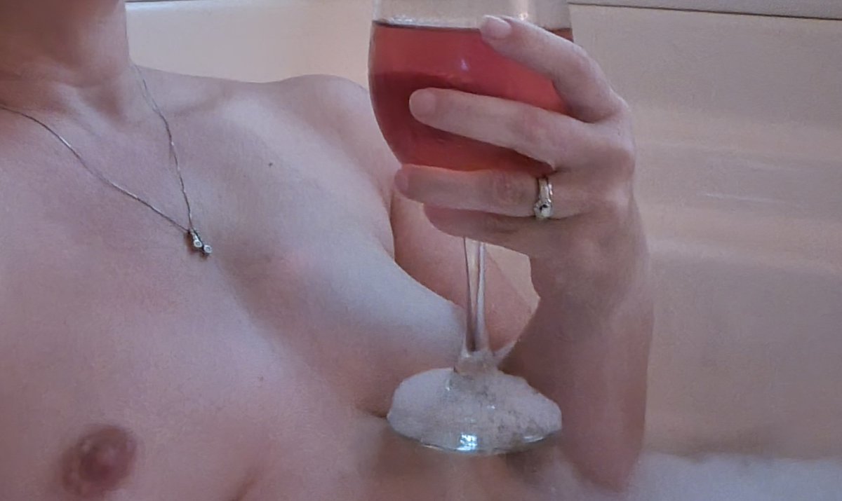 MrsNaturally's tweet image. Getting tipsy in the tub after a long day.