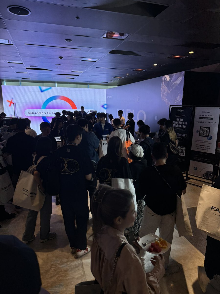 playfablo's tweet image. FABLO 부스에 와주신분들 너무 감사합니다🙏🏼
오늘도 많은 경품이 준비되어있고, 아아 수혈도 해드립니다🥤많이 찾아주세요♥️
@kbwofficial