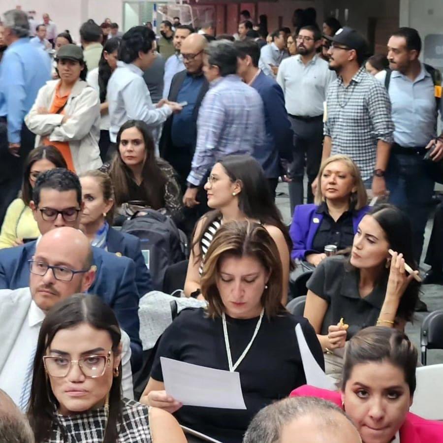Desde la sede espuria de Cámara de Diputados, estamos defendiendo el último reducto de la democracia, pues es el Poder Judicial Federal, quien puede equilibrar las decisiones arbitrarias de AMLO, su sucesora y de sus comparsas diputados federales.

#SoyResistencia  #JusticiaLibre