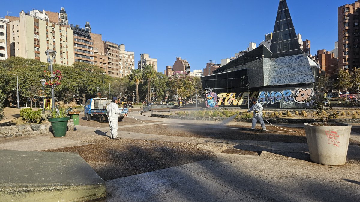 dami_carnero's tweet photo. @MartinLlaryora @PasseriniOk el claro ejemplo de cuando tenes personal de mas. Para mojar el piso de la plaza pagaMOS 3 sueldos no necesarios. 1 que maneja, 2do que va tirando agua y el 3ro un matoncito qué solo saca fotos.  @MuniCba @LAVOZcomar @ElDoce @telefecordoba https://t.co/YmIAybB8eK