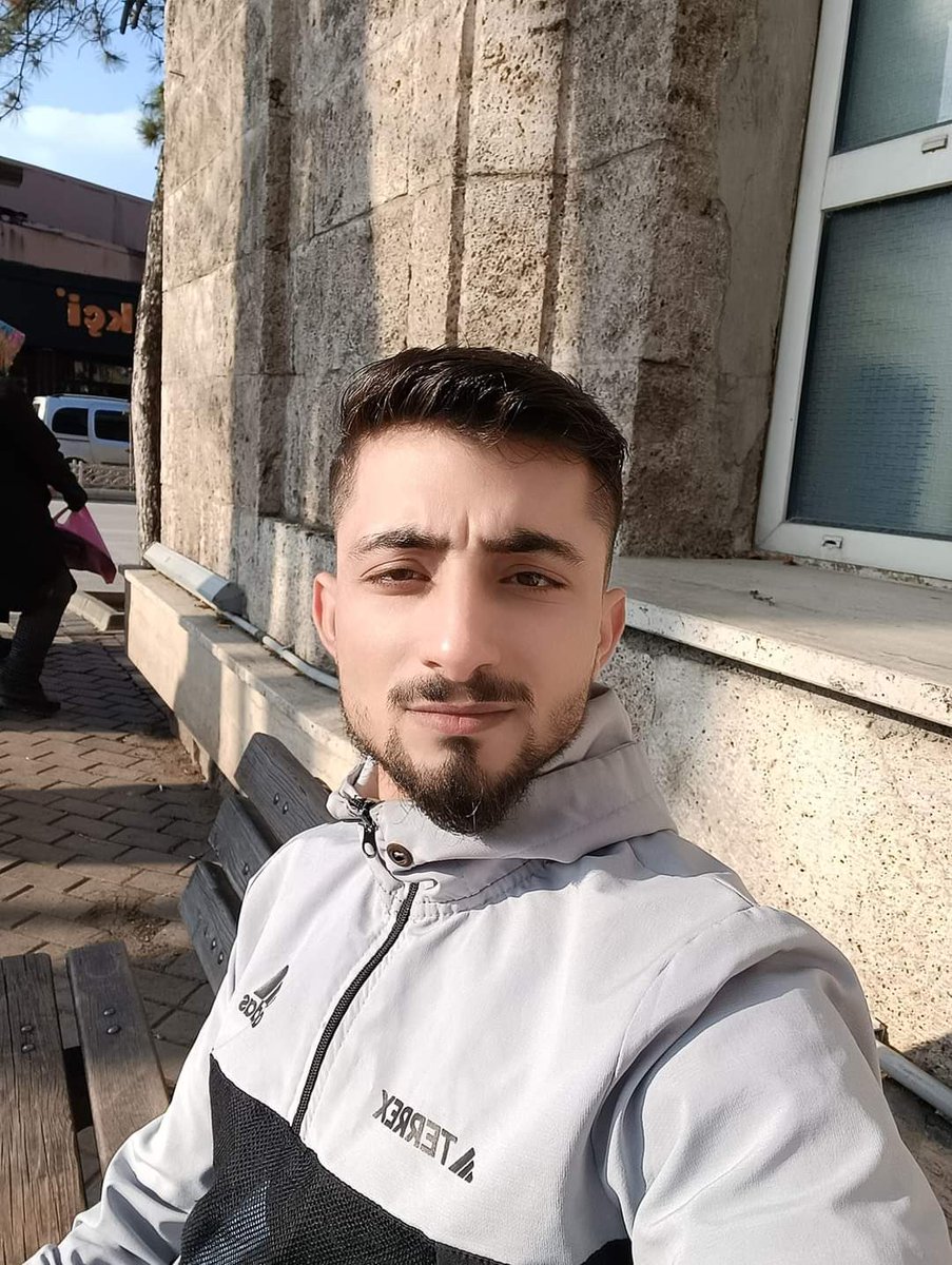 hurriya_2011's tweet photo. 📍🇹🇷

On Sunday evening, in Bursa, a young Syrian man named ‘Hani Qasim’ was killed after being stabbed 12 times by a Turkish man in a racist attack.

Hani was the sole provider for his family as his father has been imprisoned by the Assad regime for the past 7 years.

#Hurriya https://t.co/gPsQsM56ou