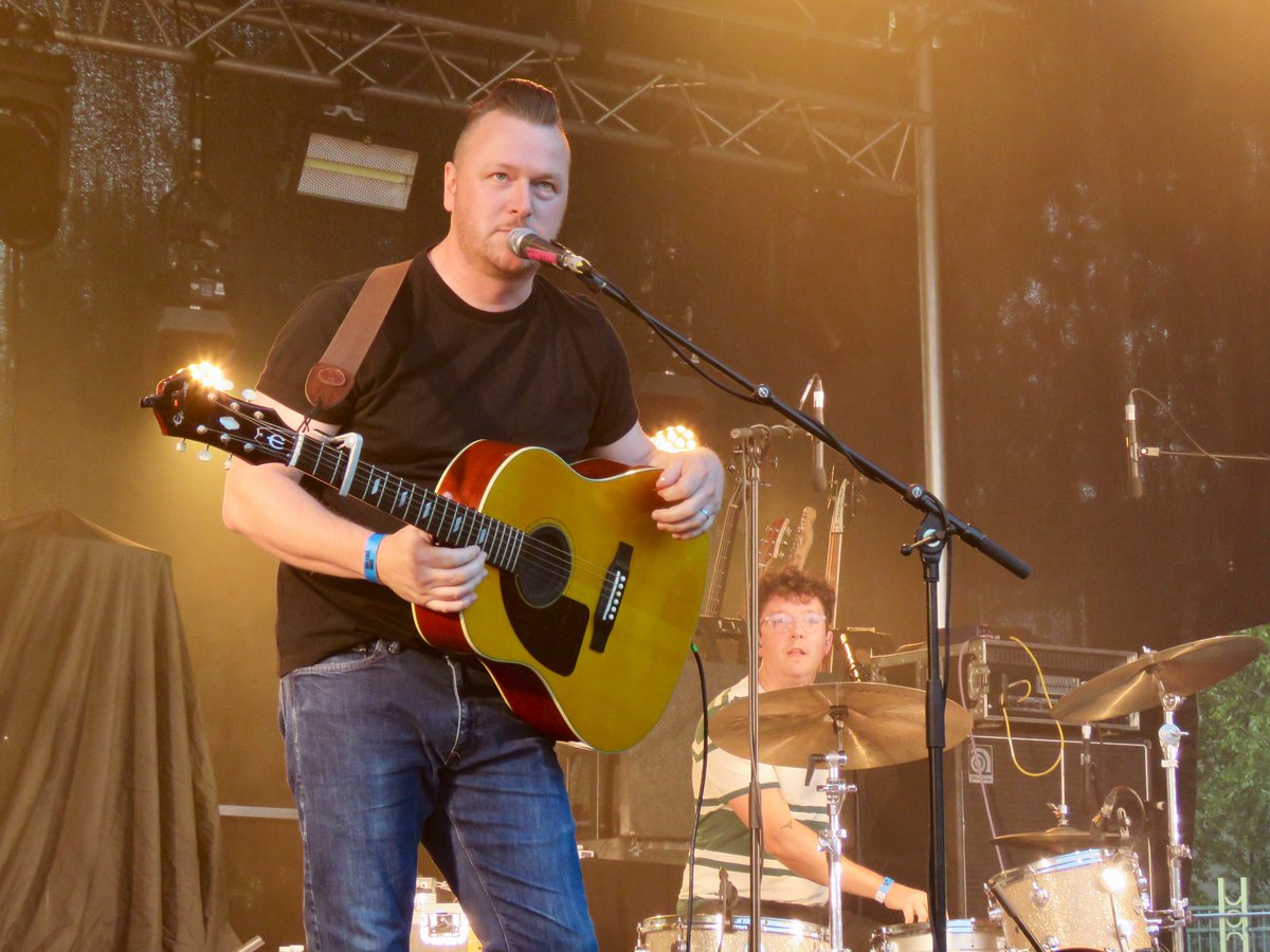 steelcitysnaps's tweet image. Ed Cosens’ played a brilliant set at @RandRCircus on Thursday afternoon ☀️ @edcosens is well known as a founder member and lead guitarist in @Reverend_Makers, but earlier this year Ed released his second fantastic solo album “Somewhere Between Dark And Light” 😎🎸 #Sheffield