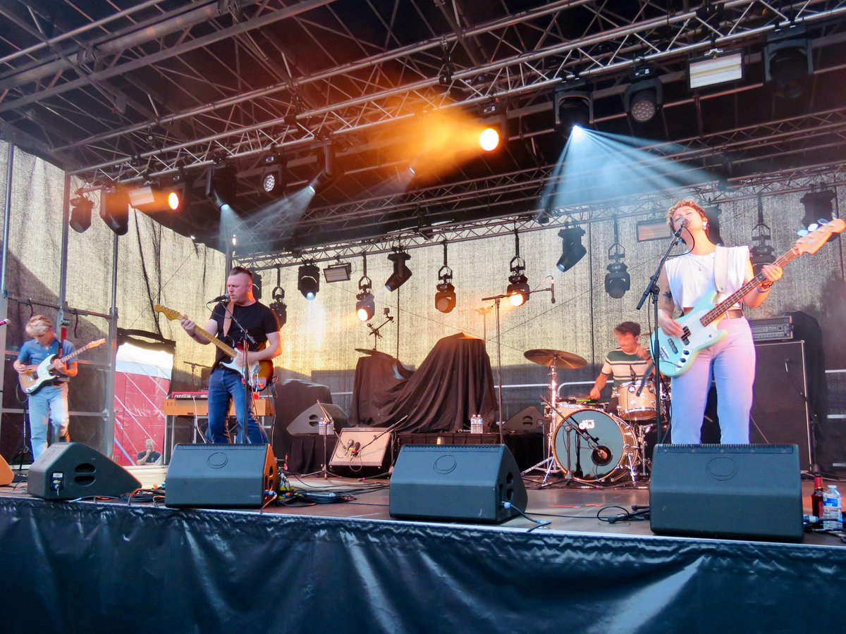 steelcitysnaps's tweet image. Ed Cosens’ played a brilliant set at @RandRCircus on Thursday afternoon ☀️ @edcosens is well known as a founder member and lead guitarist in @Reverend_Makers, but earlier this year Ed released his second fantastic solo album “Somewhere Between Dark And Light” 😎🎸 #Sheffield