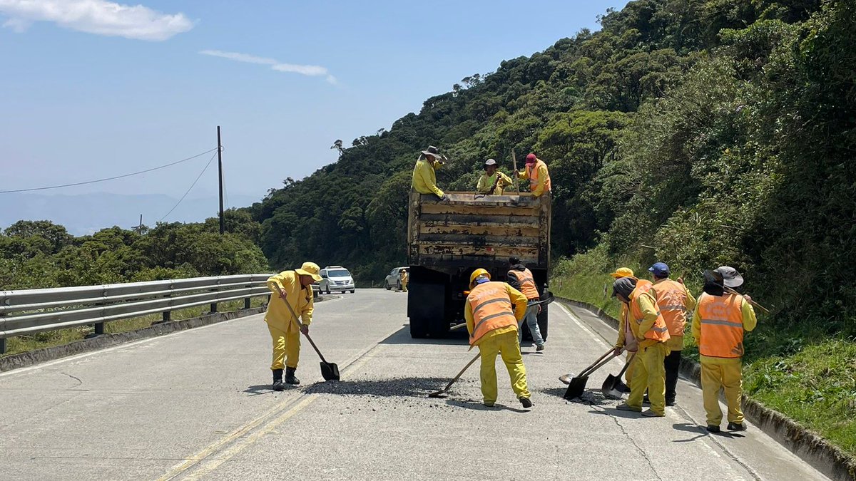 MIT_Ecuador's tweet photo. #Loja | En la vía Loja -Zamora (E50) en el límite provincial El Tiro, realizamos bacheo asfáltico para facilitar la circulación vehicular de usuarios de ambas provincias.

👷Personal operativo-técnico trabaja en la vía. 
⚠️Conduzca con precaución. https://t.co/VjgBmRCJOH