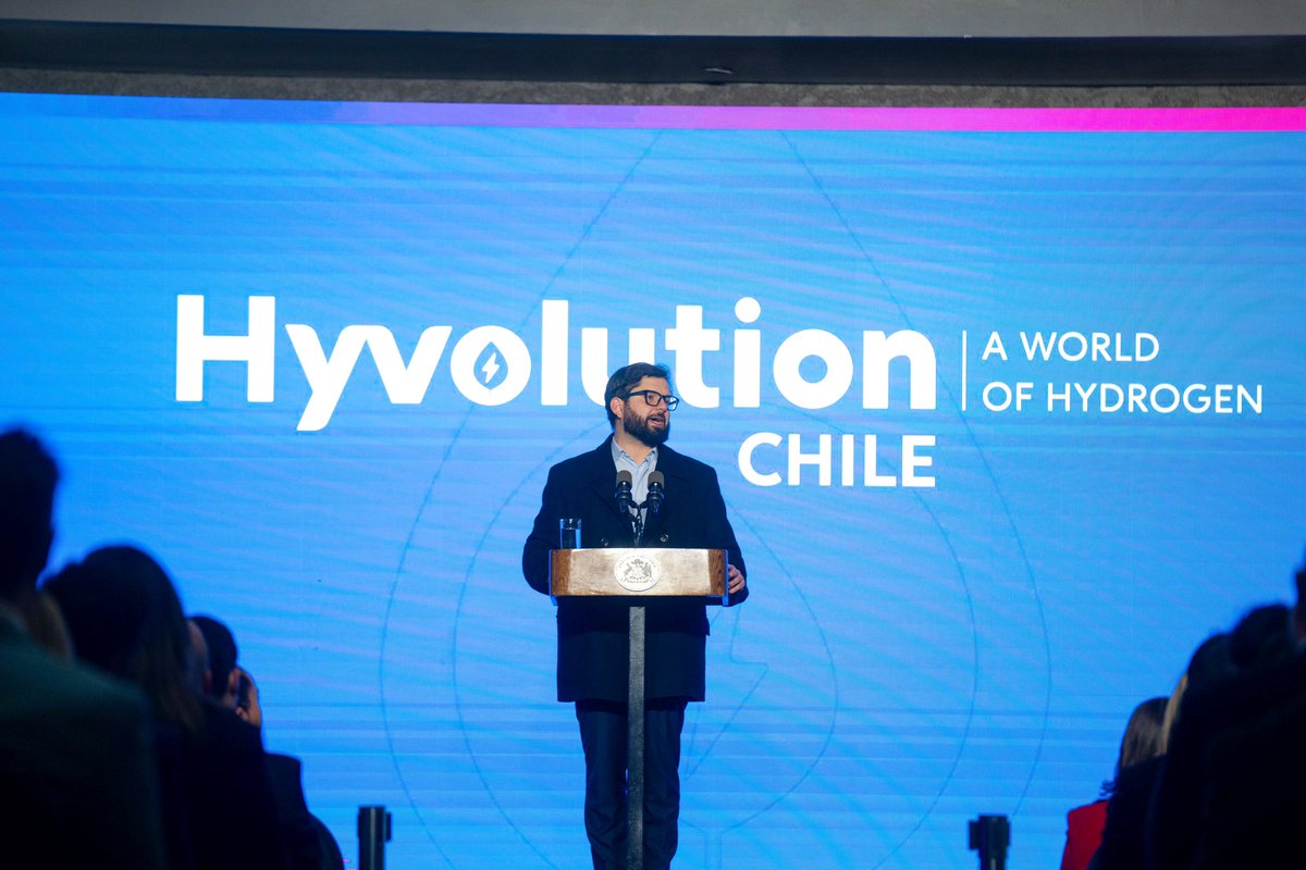 Hoy acompañamos al Presidente <a href="/GabrielBoric/">Gabriel Boric Font</a> en la inauguración de Hyvolution. El desarrollo de proyectos de hidrógeno en Chile son una oportunidad para transformar nuestro país y nos invitan a soñar en grande para darle un futuro mejor a las próximas generaciones.