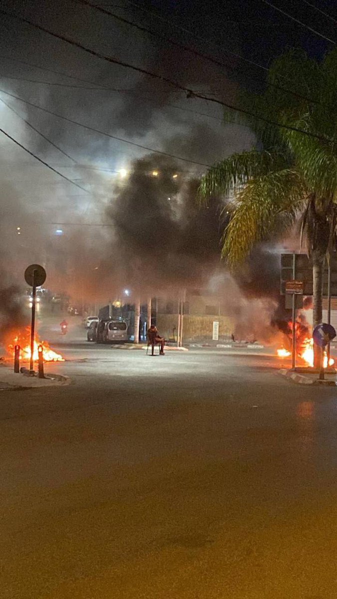 yaseenizeddeen's tweet photo. الشبان يشعلون الإطارات المطاطية في شوارع طولكرم.

هذا ما يجب أن يكون في كل مكان بالضفة من أجل التشويش على مسيراتهم وقواتهم البرية، ولحماية المقاومين.

إن لم تتوفر الإطارات فإشعال حاويات القمامة. https://t.co/of8Rn2BLGG
