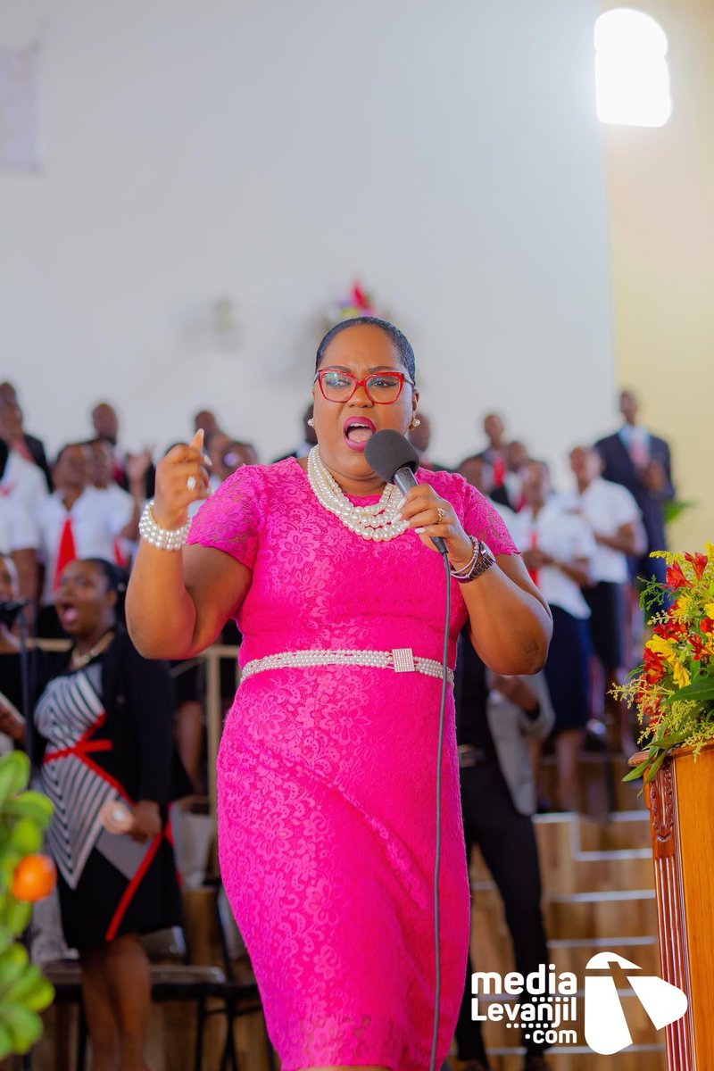 Barbaracassa's tweet image. Se LI k kontwole lavi m
LI taye wòb la sou mezi m
#pwomèspam
#EBEP 
📸: MediaLevanjil Haiti