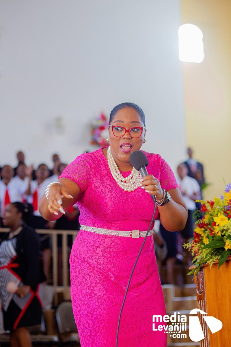 Barbaracassa's tweet image. Se LI k kontwole lavi m
LI taye wòb la sou mezi m
#pwomèspam
#EBEP 
📸: MediaLevanjil Haiti